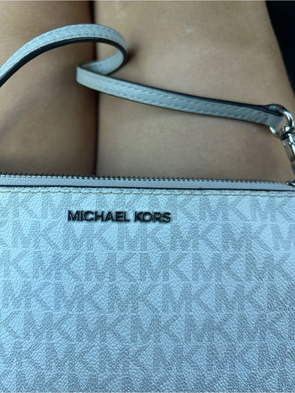Michael Kors Signature Wristlet Wallet Cream/Vanilla/Silver